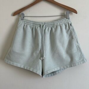 LEVI’S Women’s Graphic Snack Sweatshorts Natural Dye Saturated Lime Green Size M